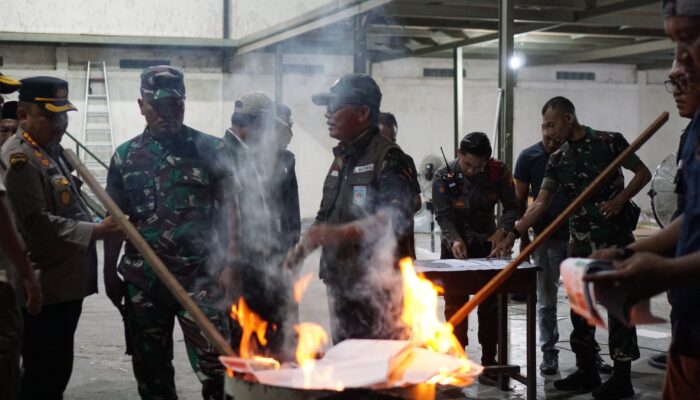 KPU dan Bawaslu Musnahkan Kertas Suara Rusak di Selagalas