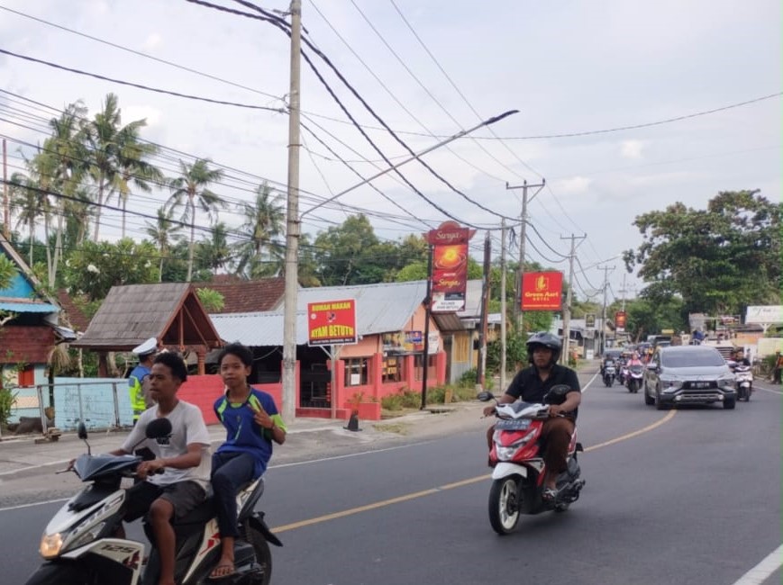 Pengaspalan Jalan Senggigi, Polsek Batulayar Amankan Jalur dan Lancarkan Arus Lalu Lintas