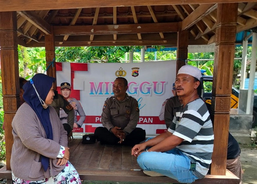 Polsek Kuripan Gelar Minggu Kasih di Dusun Belunsuk