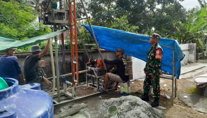 Babinsa Kedaro dan Kadus Tinjau Pembuatan Sumur Bor di Masjid Darussalam