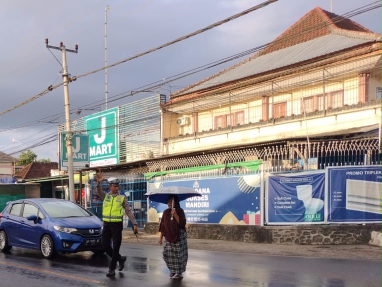 Ngabuburit di Senggigi Makin Asyik dengan Pengaturan Lalu Lintas dari Polsek Batulayar