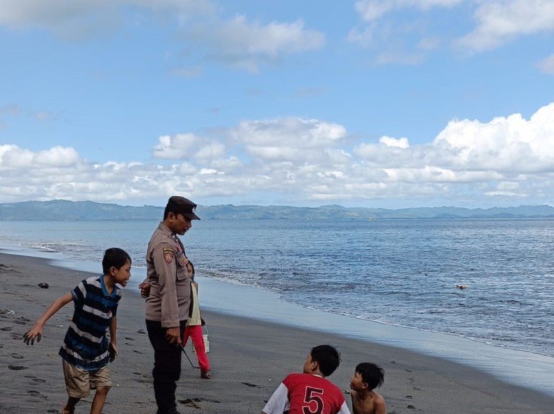 Pantai Kuranji Bangsal Dibanjiri Pengunjung, Polsek Labuapi Siaga Ciptakan Situasi Aman dan Nyaman