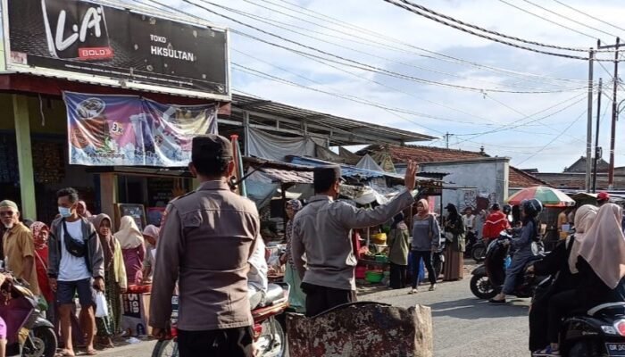 Pasar Sore Paok Kambut Diserbu Pengunjung, Polisi Berjibaku Atur Lalu Lintas