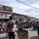 Pasar Sore Paok Kambut Diserbu Pengunjung, Polisi Berjibaku Atur Lalu Lintas