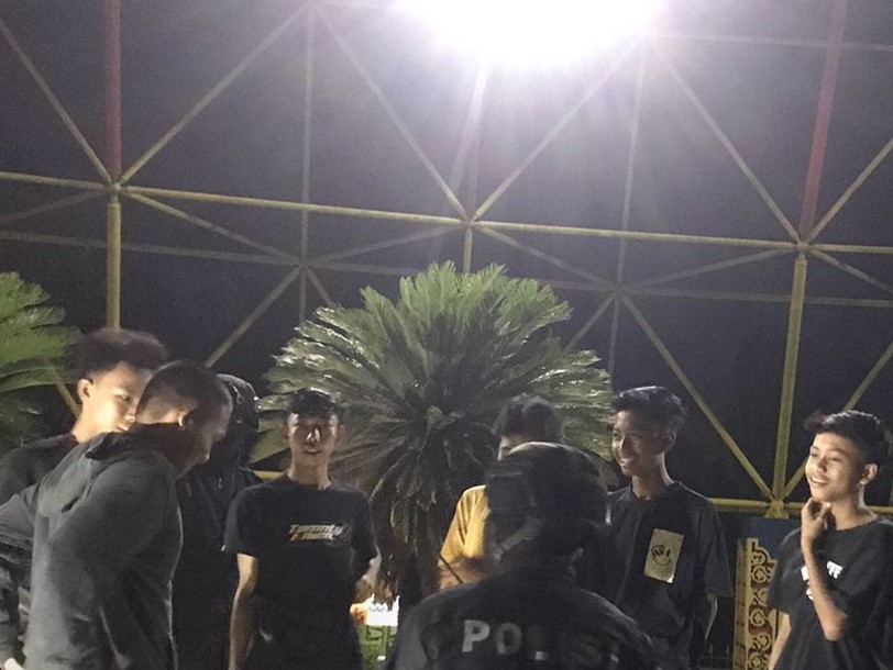 Patroli Presisi Polres Lombok Barat Bubarkan Sekelompok Pemuda yang Nongkrong Larut Malam