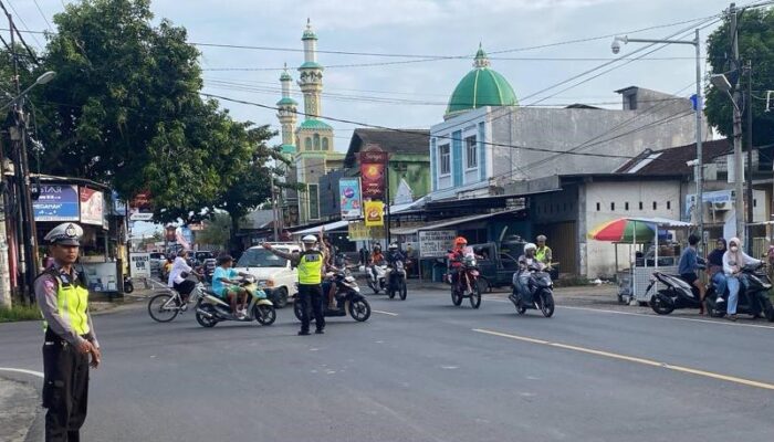 Pengaturan Lalu Lintas Sore Hari dan Ngabuburit di Batulayar Berjalan Aman dan Lancar