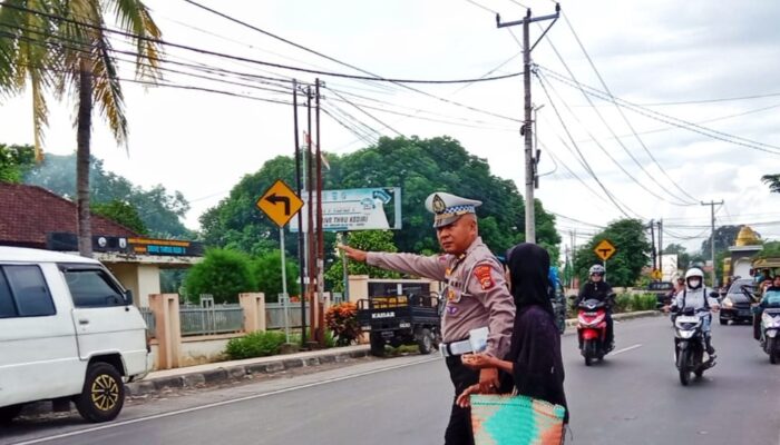 Polsek Kediri Mewujudkan Komitmen Pelayanan Prima Melalui Pengaturan Lalu Lintas Pagi