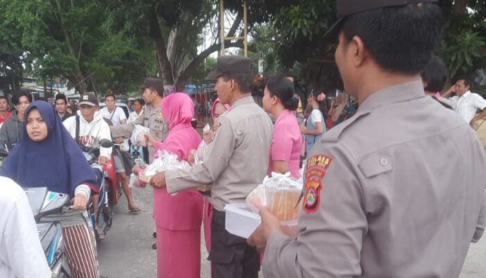 Polsek Labuapi dan Bhayangkari Ranting Labuapi Berbagi Kebahagiaan di Bulan Ramadhan