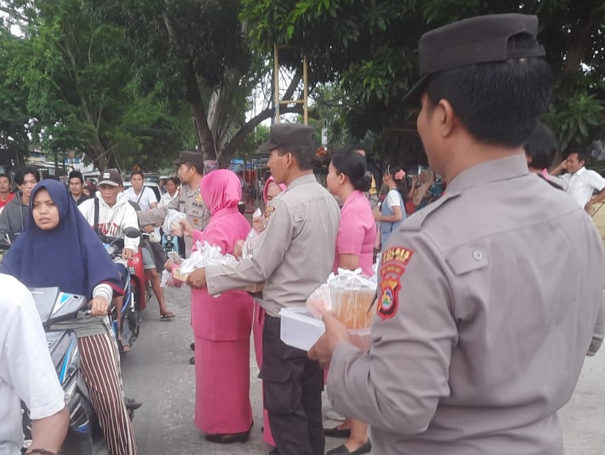 Polsek Labuapi dan Bhayangkari Ranting Labuapi Berbagi Kebahagiaan di Bulan Ramadhan