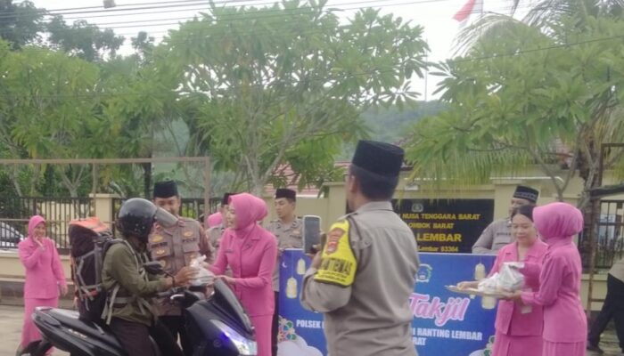 Polsek Lembar Berbagi Kebahagiaan di Bulan Ramadhan dengan Kegiatan Takjil Ceria