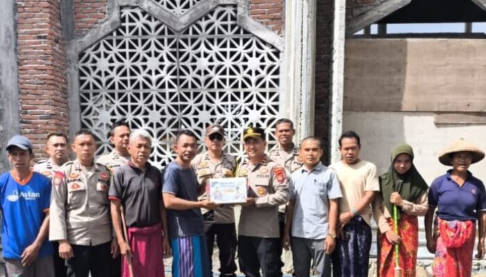 Polsek Lembar Gelar Bakti Religi Bersih-bersih Masjid di Desa Mareje