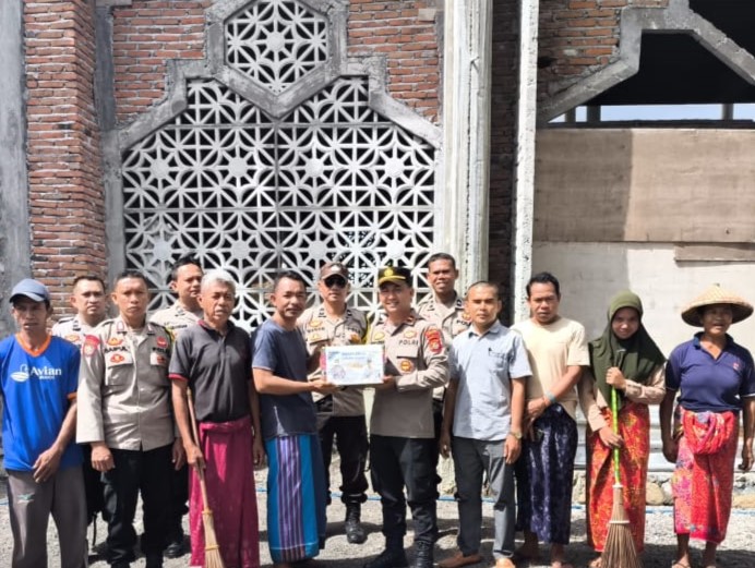 Polsek Lembar Gelar Bakti Religi Bersih-bersih Masjid di Desa Mareje