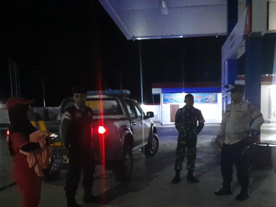 Patroli Malam Polsek Sekotong di SPBU untuk Menjaga Keamanan dan Kelancaran Pasokan BBM