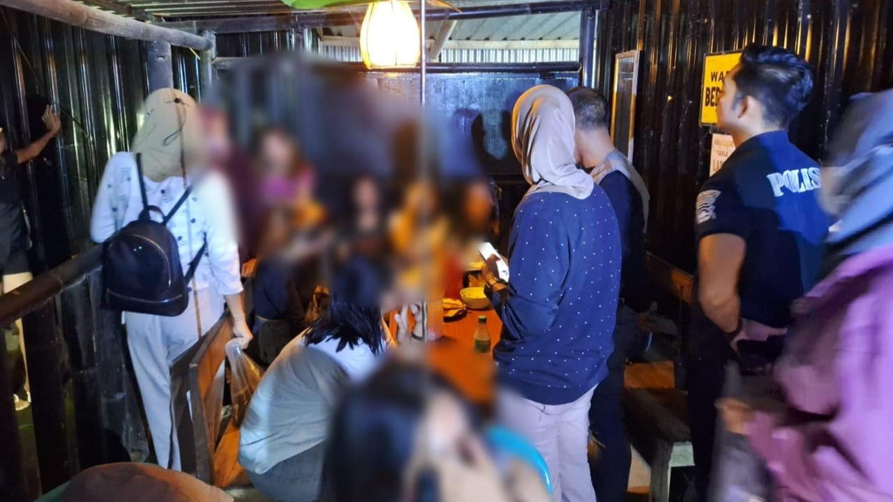 3 Remaja Diamankan Saat Razia Cafe Remang-Remang, Miras Ilegal Disita