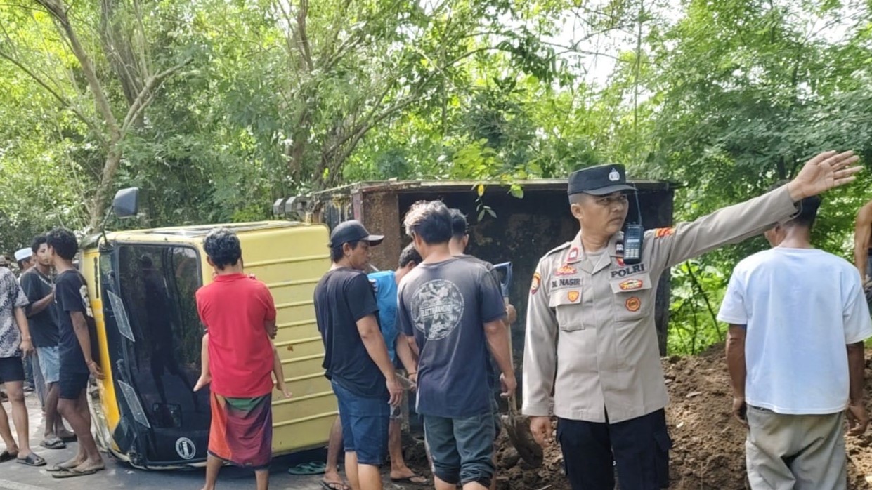 Kecelakaan Tunggal Truk Pengangkut Tanah di Jalur Grepek