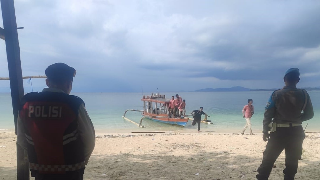 Patroli Antisipasi Gangguan Kamtibmas di Obyek Wisata Pantai Elak-Elak