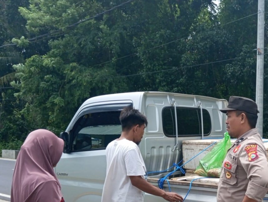 Patroli Polsek Lembar di Rest Area Tanjung Nyet Menjaga Kamtibmas dan Menghimbau Waspada Pohon Tumbang