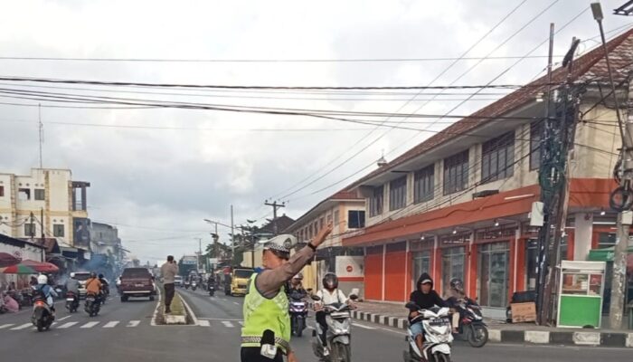 Polsek Kediri Gelar “Rawan Sore”, Amankan Arus Lalu Lintas dan Bantu Masyarakat Menjelang Buka Puasa