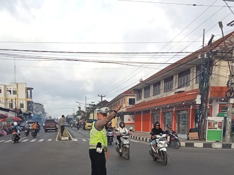 Polsek Kediri Gelar Rawan Sore, Amankan Arus Lalu Lintas dan Bantu Masyarakat Menjelang Buka Puasa