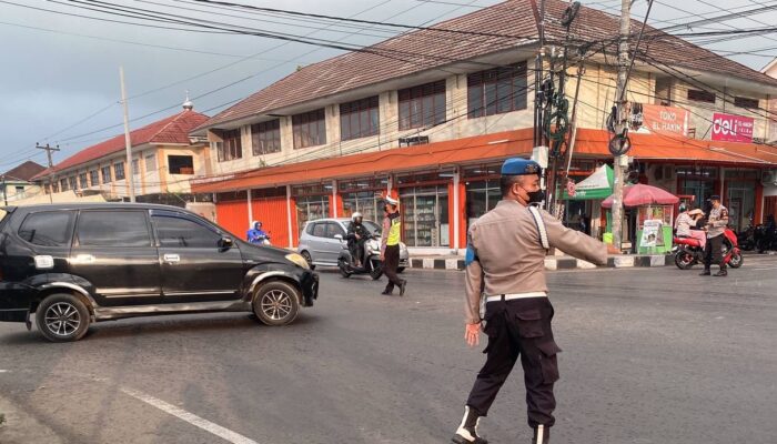 Polsek Kediri Gelar Rawan Sore di Simpang 4 Kediri, Ciptakan Kamseltibcar dan Cegah Kemacetan