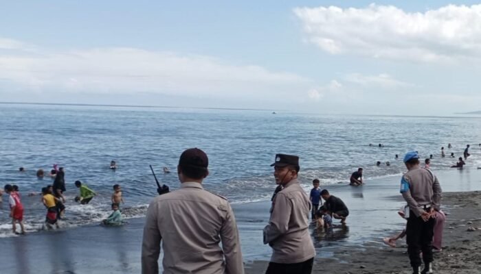 Polsek Labuapi Gelar Patroli dan Monitoring Keamanan Pantai Uringin Saat Lebaran Topat