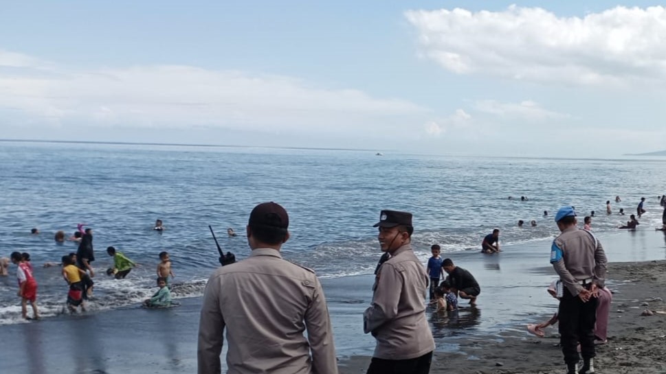 Polsek Labuapi Gelar Patroli dan Monitoring Keamanan Pantai Uringin Saat Lebaran Topat