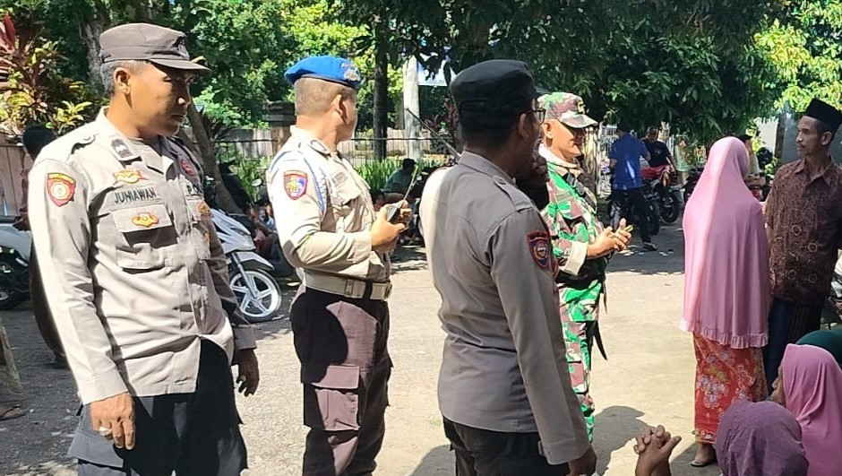 Polsek Lembar Amankan Penyaluran Dana BPNT di Desa Jakem