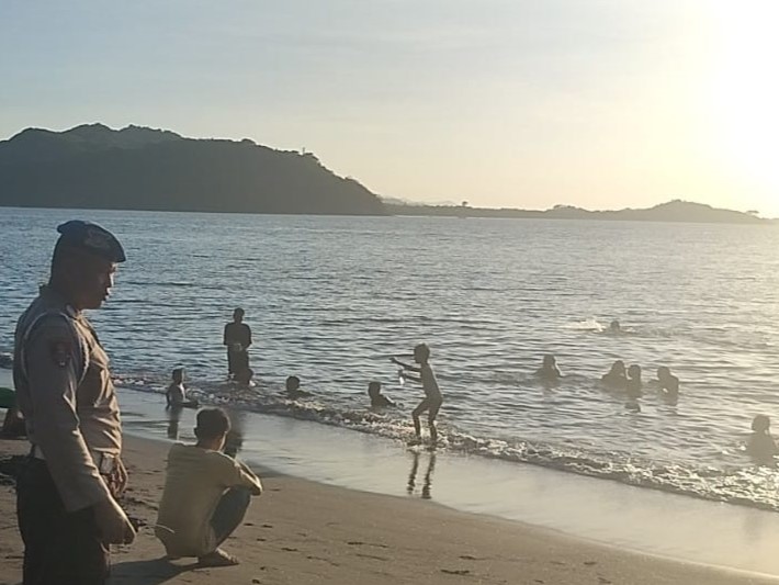 Polsek Lembar Patroli Pantai Cemara Antisipasi Kejahatan dan Berikan Rasa Aman Bagi Wisatawan Libu