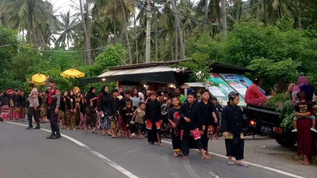 Polsek Sekotong Jaga Kelancaran dan Keamanan Nyongkolan di Dusun Tawun