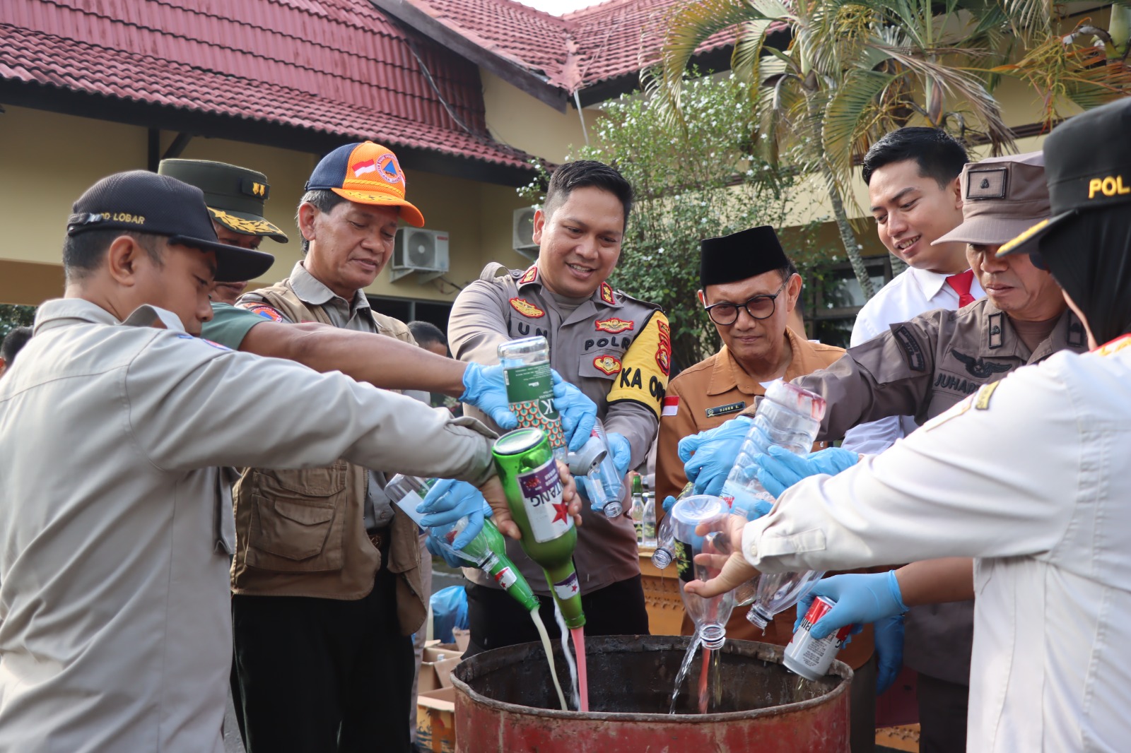 Ramadhan Aman! Polres Lombok Barat Berangus Ratusan Botol Miras