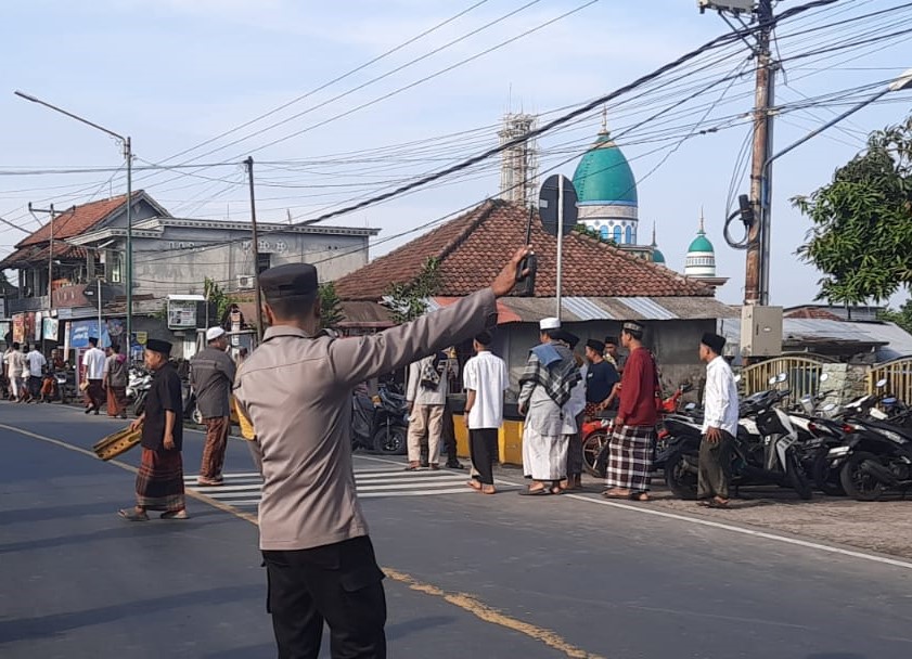 Ribuan Umat Muslim di Labuapi Semarakkan Sholat Idul Fitri 1445 H