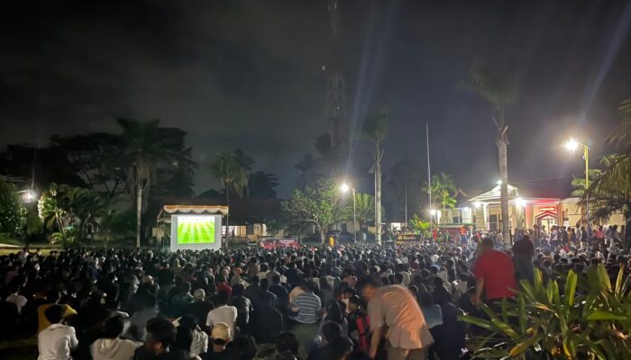 Semangat Sepak Bola Membara! Ribuan Warga Lombok Barat Nobar Semifinal Timnas U-23 di Mako Polsek Gerung