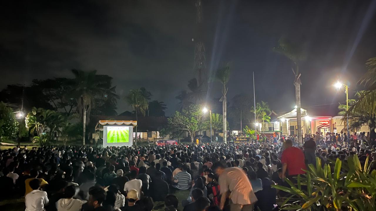 Ribuan Warga Lombok Barat Nobar Semifinal Timnas U-23 di Mako Polsek Gerung