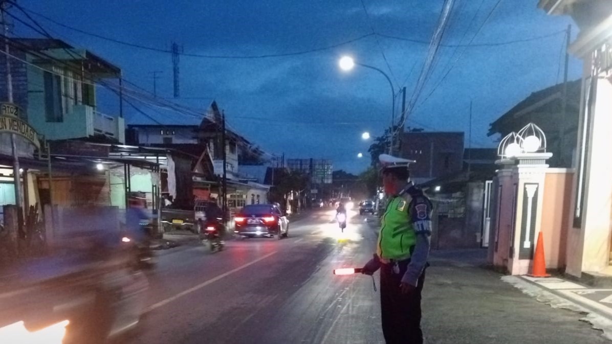 Satlantas Polres Lombok Barat Gelar Pengamanan Sholat Maghrib di Dua Masjid