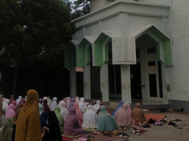 Sholat Ied di Batu Layar Berlangsung Aman dan Khidmat, Ditemani Pengamanan Ketat Petugas