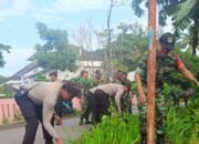 TNI-Polri Bersinergi Bersihkan Jalan Cegah DBD di Puskesmas Dasan Tapen