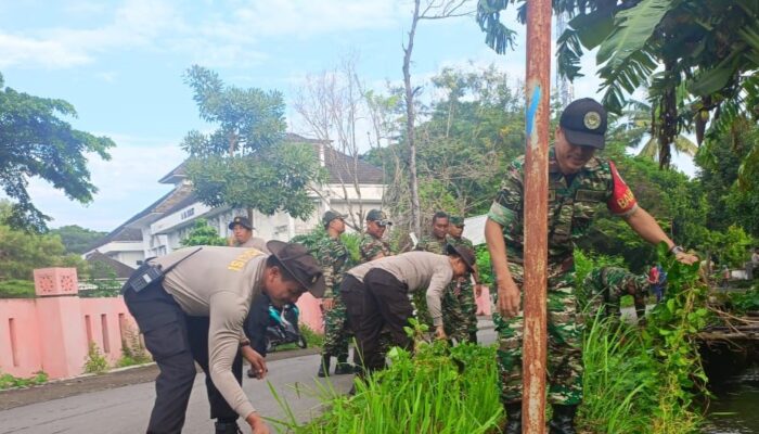 TNI-Polri Bersinergi Bersihkan Jalan Cegah DBD di Puskesmas Dasan Tapen