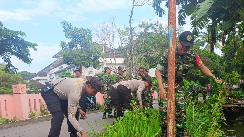 TNI-Polri Bersinergi Bersihkan Jalan Cegah DBD di Puskesmas Dasan Tapen