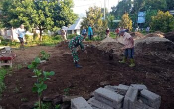 Gotong Royong di Selelos: Warga dan TNI Bersatu memasangan paving block
