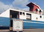 Kapolsek Lembar Awasi Langsung Bongkaran Kapal Mutiara Ferindo I di Pelabuhan Gili Mas Lembar