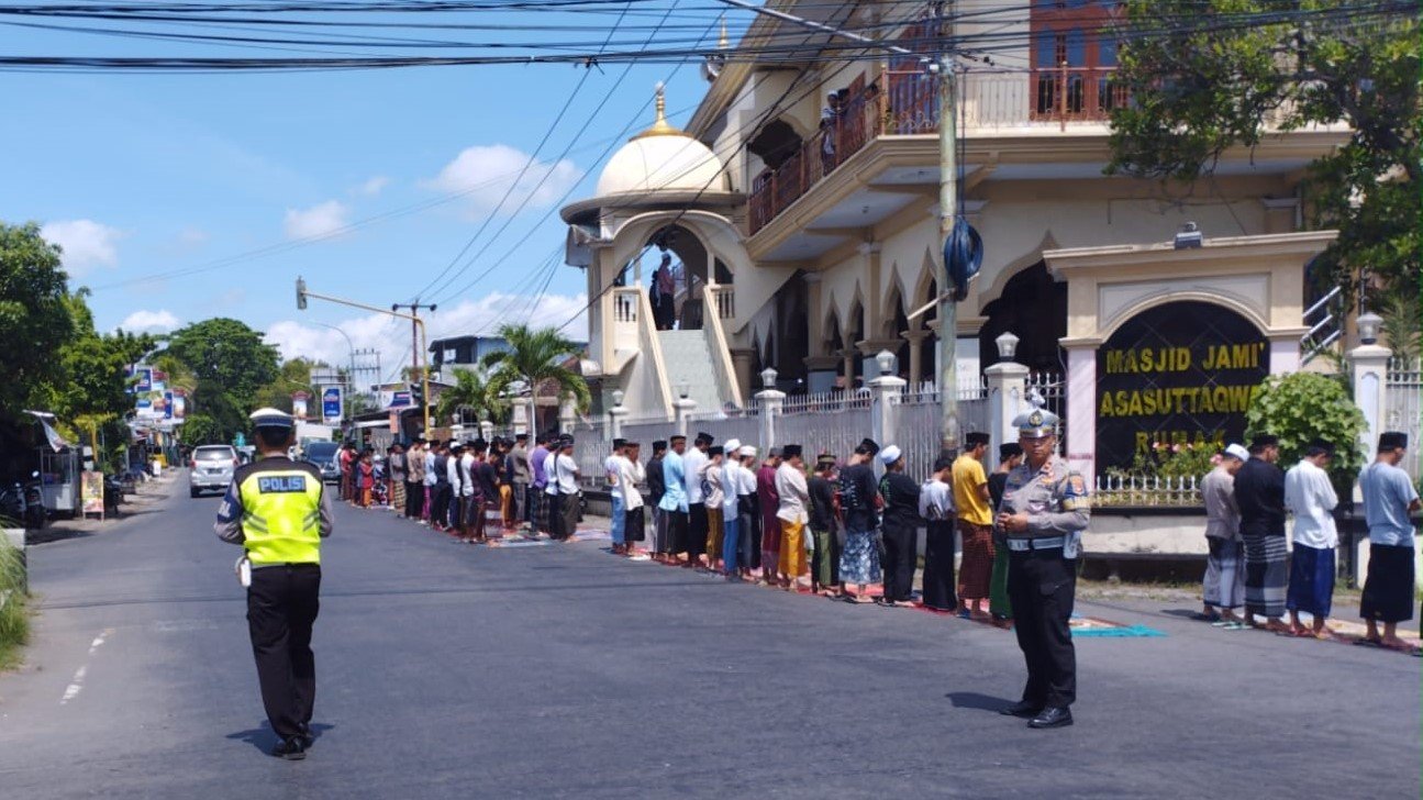 Pengamanan Shalat Jumat di Simpang Empat Rumak oleh Polres Lombok Barat