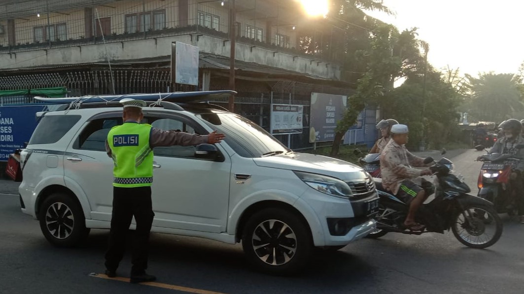 Polsek Batulayar Jaga Kelancaran Lalu Lintas di Senggigi saat Giat Rawan Pagi