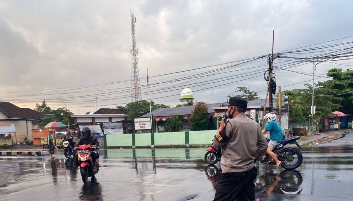 Polsek Kediri Jaga Lalu Lintas Sore Hari: Utamakan Keselamatan dan Cegah Macet di Lombok Barat