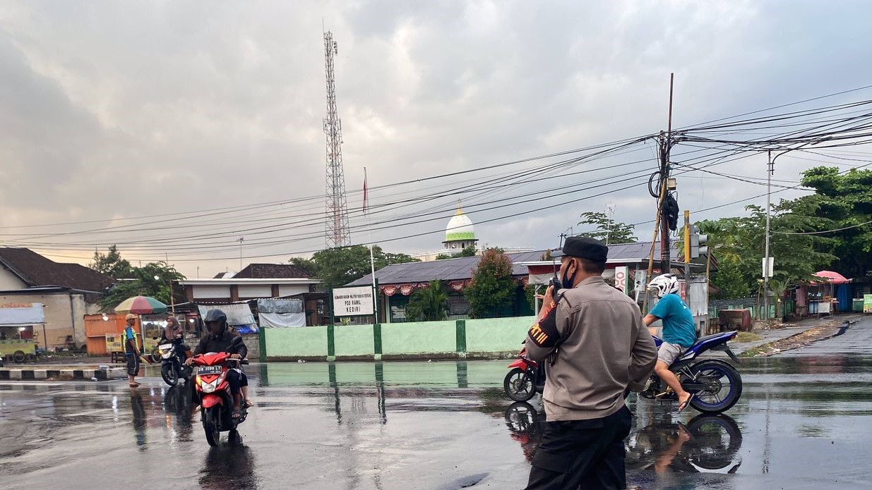 Polsek Kediri Jaga Lalu Lintas Sore Hari