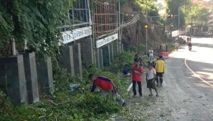 Semangat Gotong Royong di Desa Batulayar Barat: Partisipasi Aktif Aparatur Desa dan Kapolsek