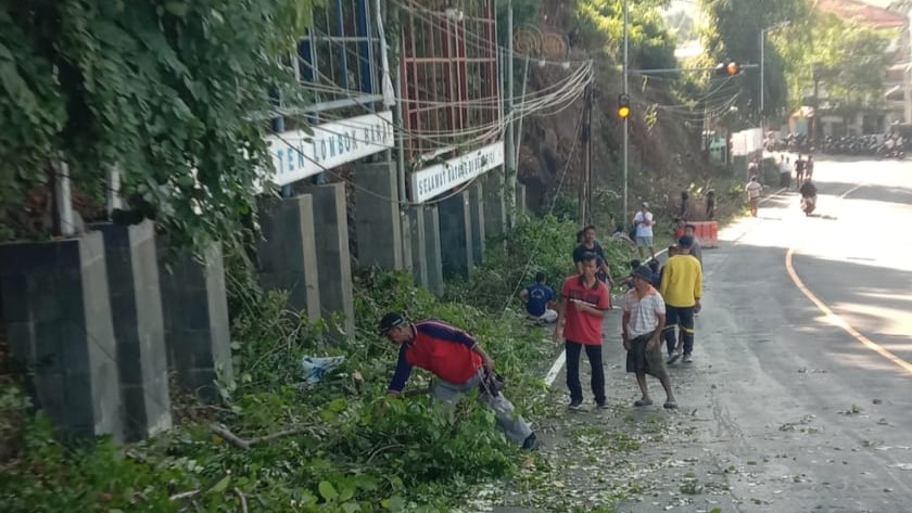 Semangat Gotong Royong di Desa Batulayar Barat