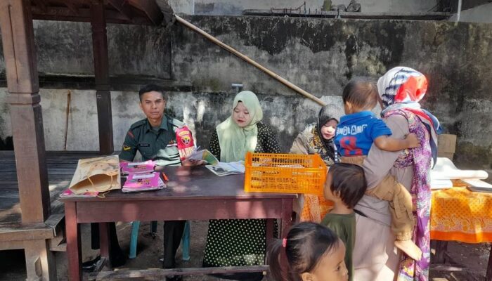 Babinsa Serda Muzahar Bersama Tim Kesehatan Gelar Posyandu Massal: Dedikasi TNI untuk Kesejahteraan Masyarakat Lombok Barat