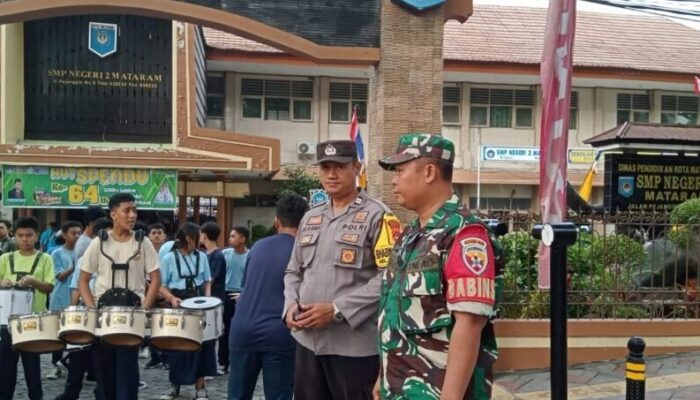 Babinsa dan Bhabinkamtibmas Mataram Barat Mengamankan Jalan Sehat dalam Rangka HUT SMP Negeri 2 Mataram yang Ke-64