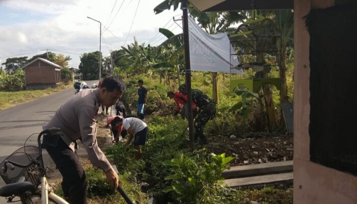 Sinergi TNI-Polri: Gotong Royong dan Pemberdayaan Masyarakat di Desa Perampuan