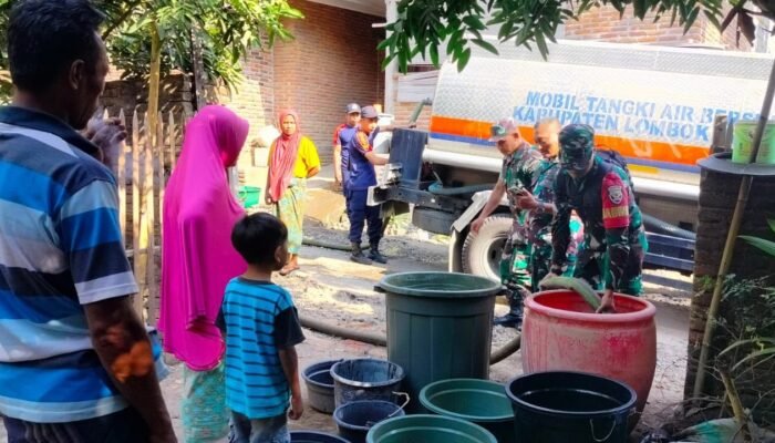 Aksi Cepat Babinsa dan Damkar Lobar: Distribusi Air Bersih Redakan Krisis Kekeringan di Lombok Barat